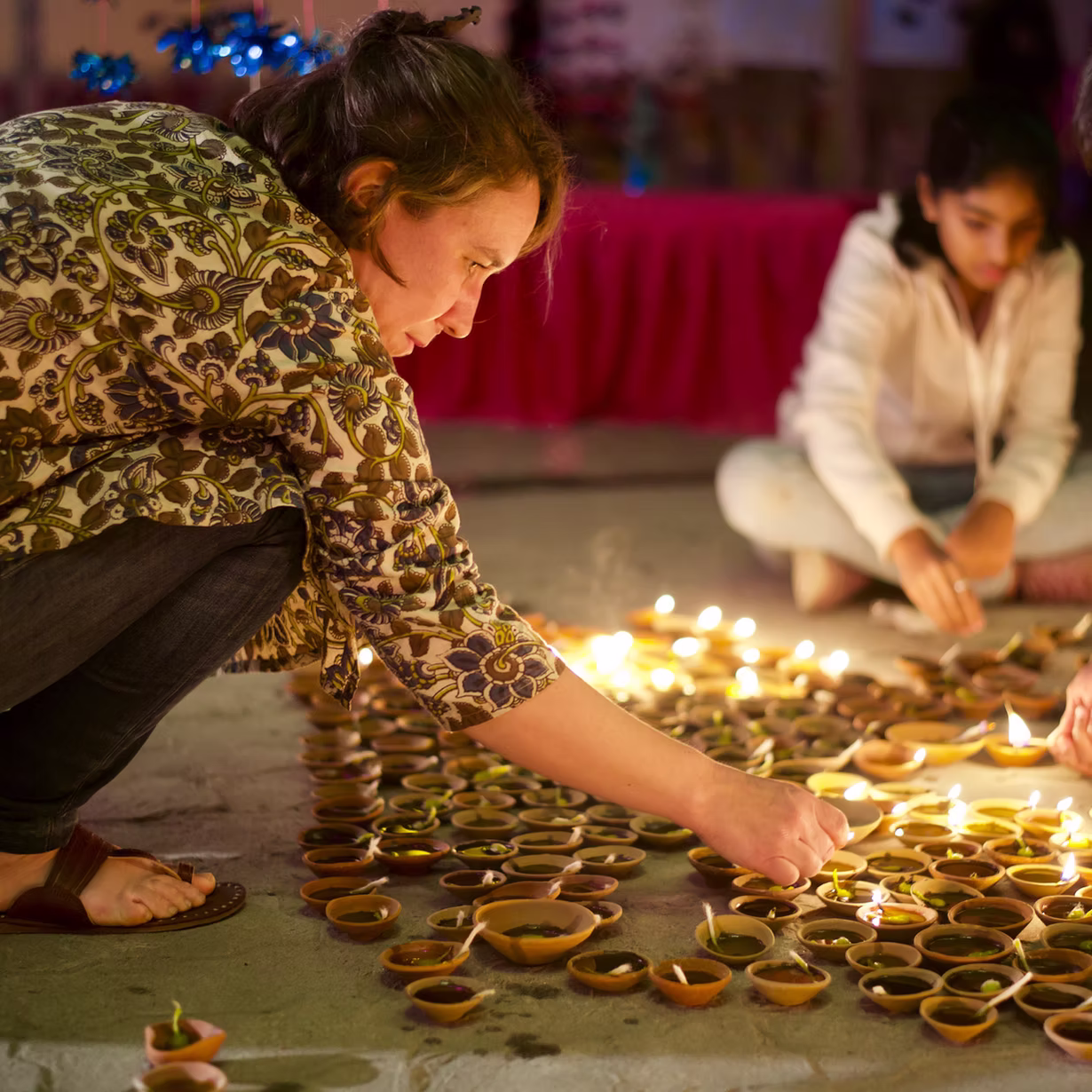 Stéphanie Pommeret lighting a world map made of oil lamps, Lucknow